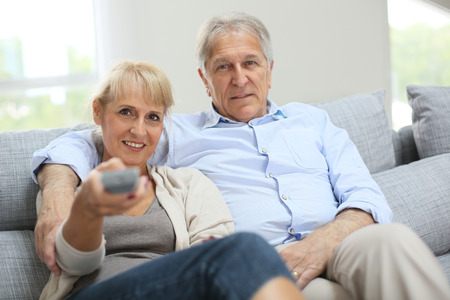 Pareja viendo la televisión